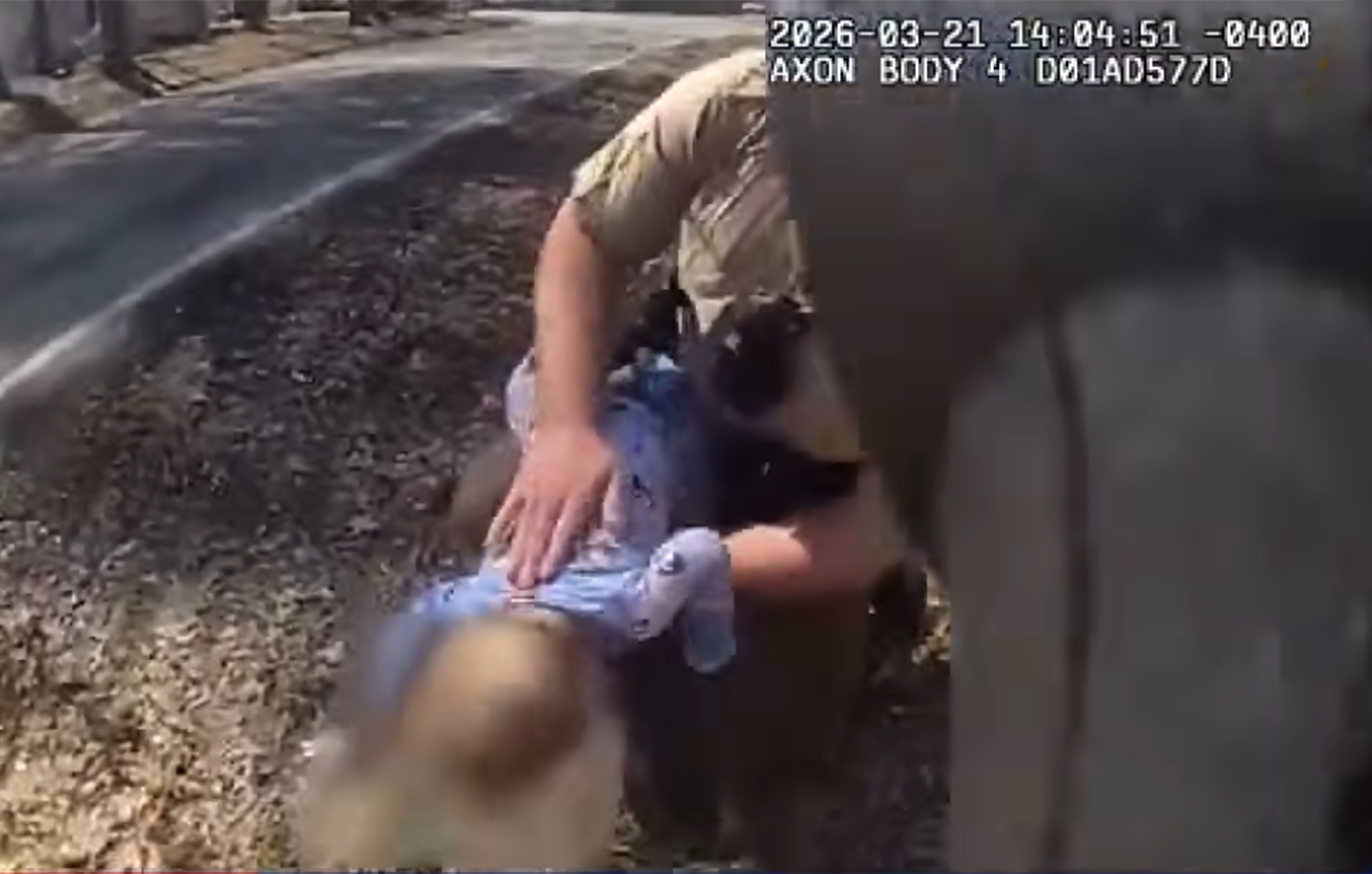 Μωρό πνιγόταν και οι αστυνομικοί έτρεξαν να το σώσουν &#8211; Είχε παγώσει η μητέρα &#8211; Δείτε το βίντεο