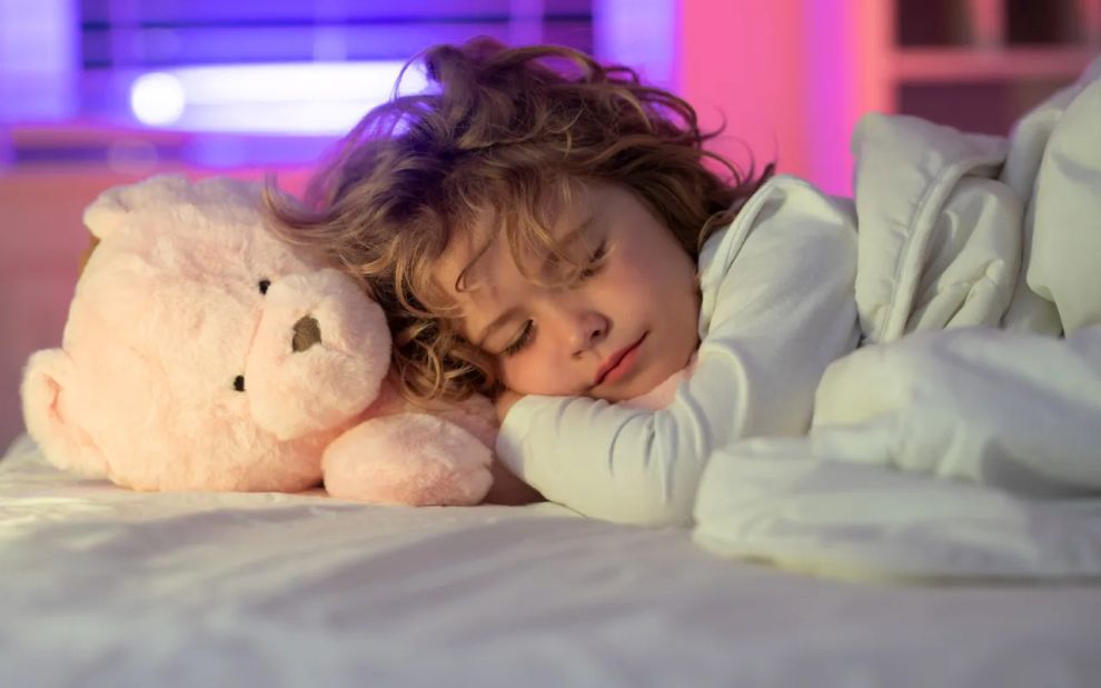 Αλλαγή ώρας: Πώς να βοηθήσετε το παιδί να προσαρμοστεί πιο εύκολα στον ύπνο