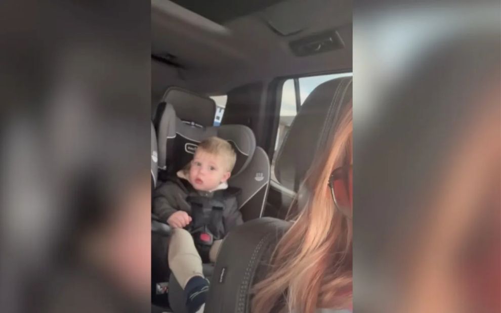 Βίντεο: Το μωρό αναστενάζει γιατί κατάλαβε ότι μάλλον είναι ο μόνος σοβαρός στην οικογένεια