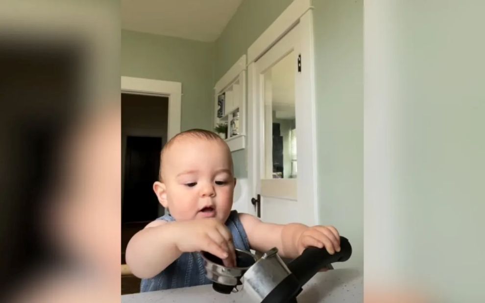 Barista από… κούνια φτιάχνει καφέ στον μπαμπά του και ό,τι ακολουθεί είναι σκέτο viral