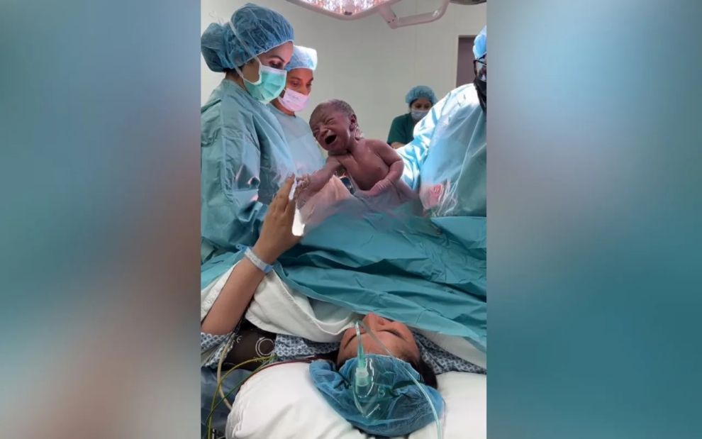 Γεννημένος boss… κάνει την πρώτη του χειραψία και είναι αποθέωση