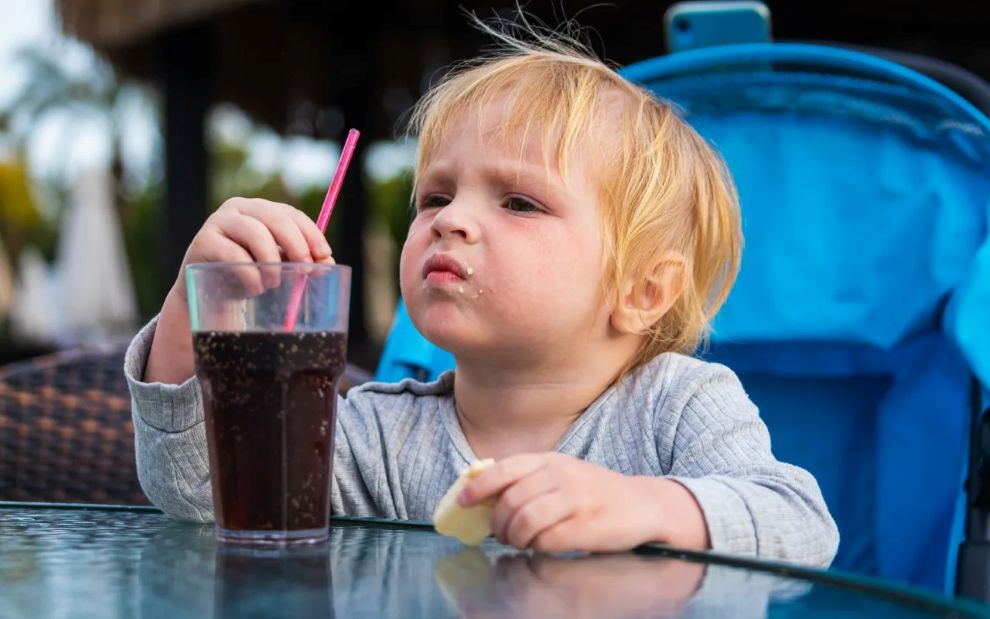 Μπορώ να δώσω κόκα κόλα στο παιδί μου; Η παιδίατρος έχει την απάντηση