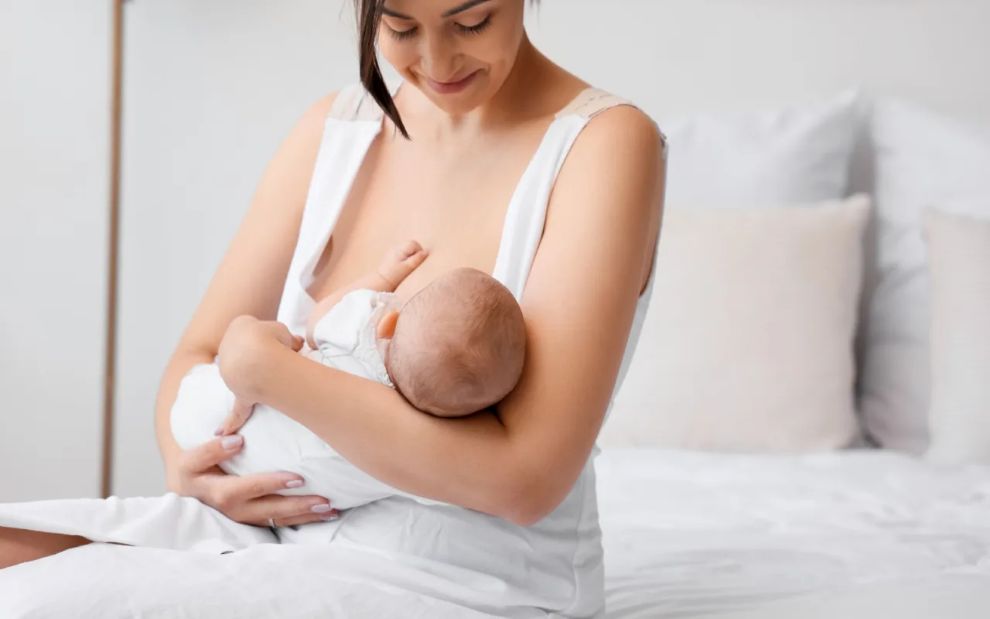 Το γυναικείο στήθος αναπτύχθηκε για να κρατά ζεστό το νεογέννητο;