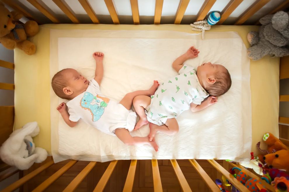 Δίδυμοι… μπελάδες στον ύπνο; Πώς να δημιουργήσετε μία ρουτίνα που λειτουργεί πραγματικά