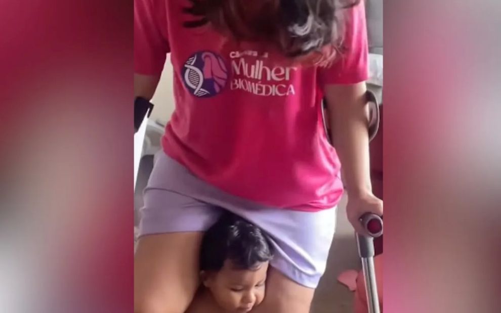 Ένας ήρωας με πάνα: Αυτό που έκανε όταν την είδε με πατερίτσες δεν το περίμενε κανείς