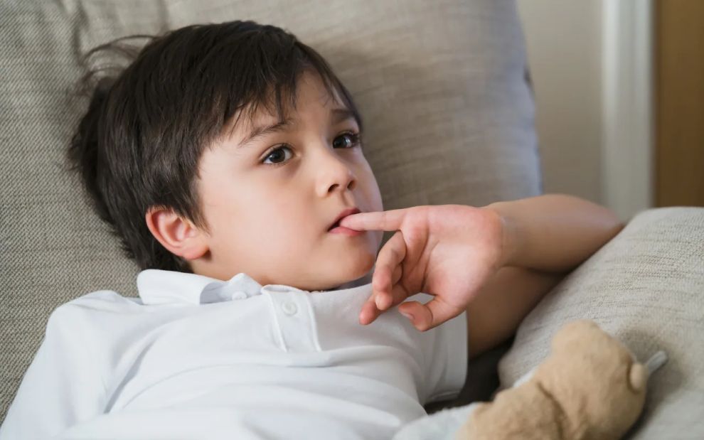 Τρώει τα νύχια ή σκαλίζει τη μύτη του; Οι πιο κοινές «κακές» συνήθειες των παιδιών και πώς να τις διαχειριστείτε