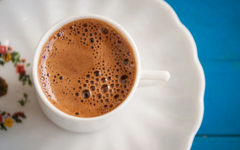 Πετάτε το κατακάθι του ελληνικού καφέ; Δύο λόγοι για να το αξιοποιήσετε