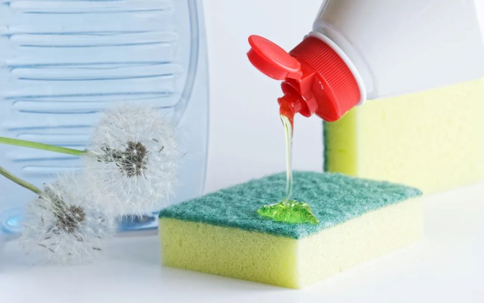 6 απίθανα πράγματα που το υγρό πιάτων καθαρίζει εκπληκτικά