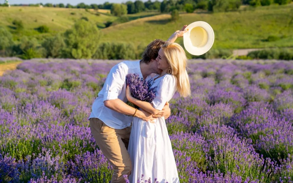 Lavender Marriage: Το ιστορικό μοντέλο σχέσης που έγινε viral στο TikTok &#8211; Τι είναι και γιατί επιστρέφει;