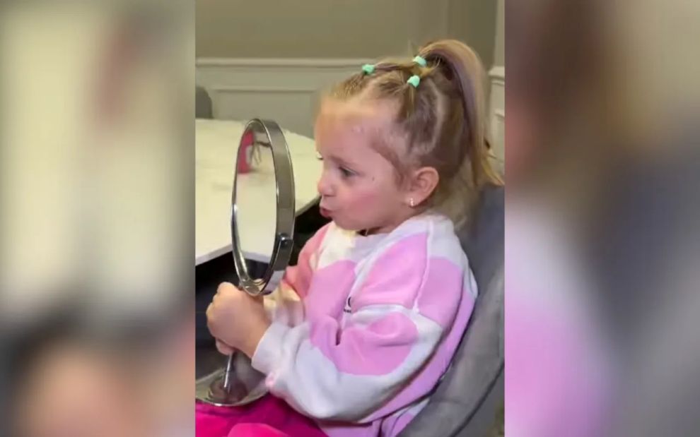 Το πιο γλυκό beauty tutorial: Τι σκαρφίστηκε μια μαμά όταν η κόρη της ζήτησε μακιγιάζ σαν το δικό της