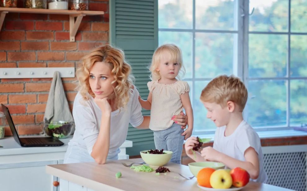 Μαμά στα 40+; Ο λόγος που μπορεί να νιώθεις ξαφνικά πιο εξαντλημένη