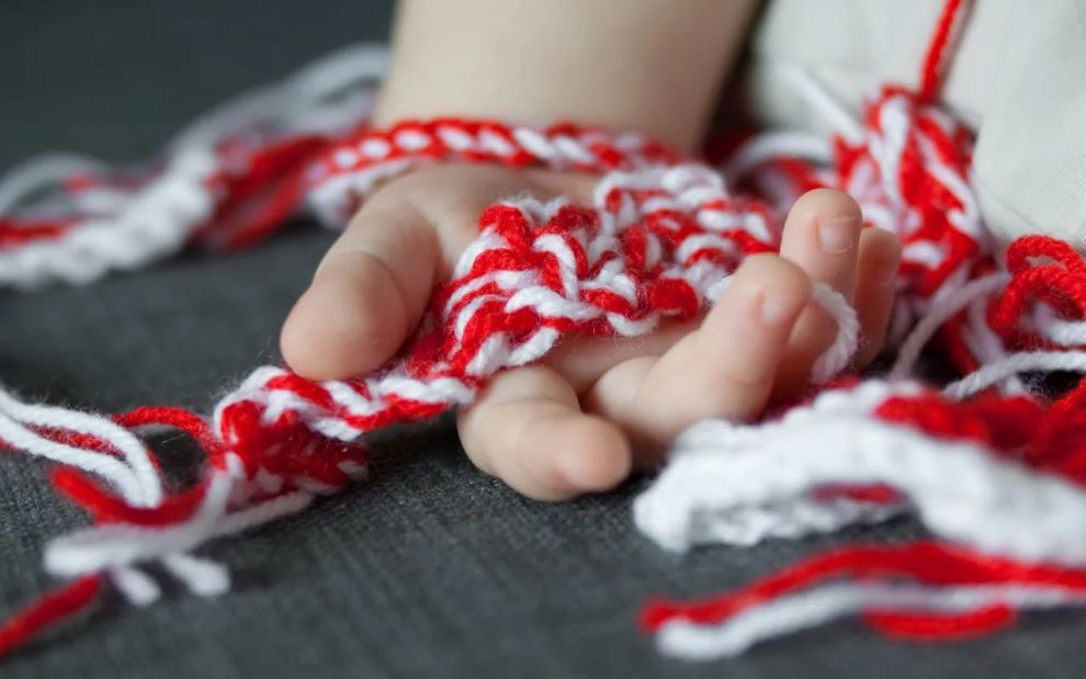 Mαρτάκι: Τι συμβολίζει το ασπροκόκκινο βραχιολάκι που φοράμε τον Μάρτιο