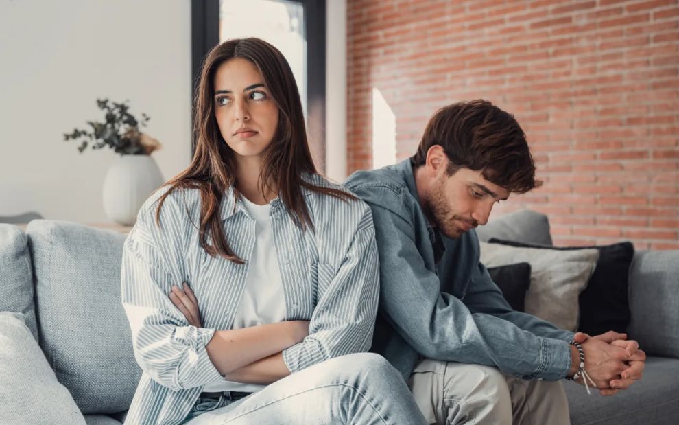 Είσαι σε σχέση και νιώθεις μοναξιά: Τι συμβαίνει και πώς μπορεί να αλλάξει;