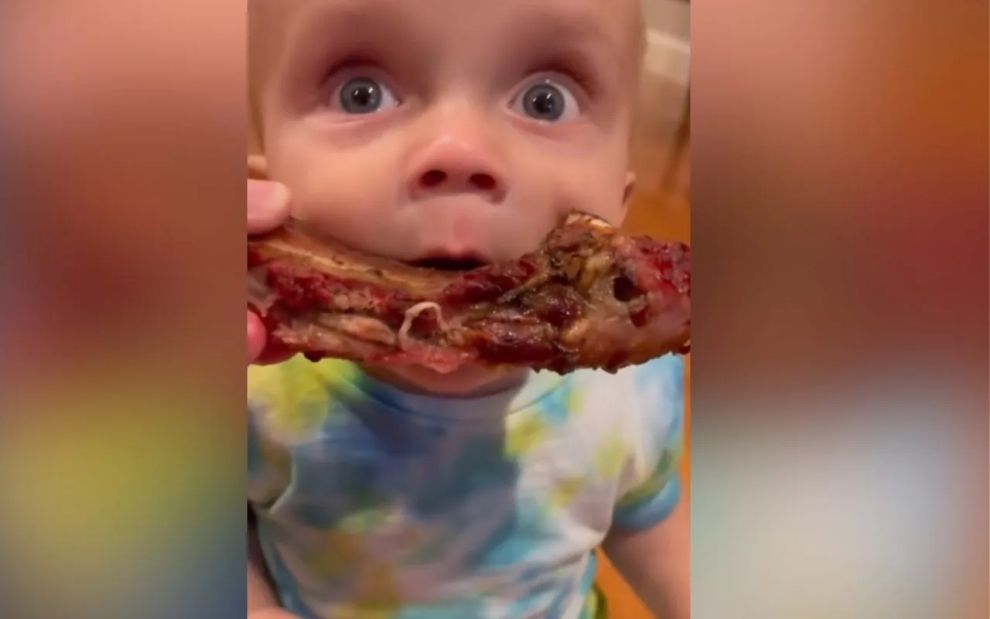Ξεκαρδιστικό βίντεο: Πώς αντιδρούν τα μωρά στην πίτσα, τα παϊδάκια ή τα μακαρόνια;