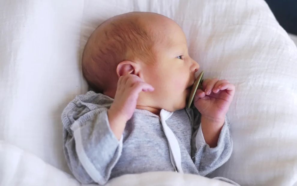 Το μωρό της φίλης μου κοιμάται 12 ώρες σερί, γιατί το δικό μου όχι;