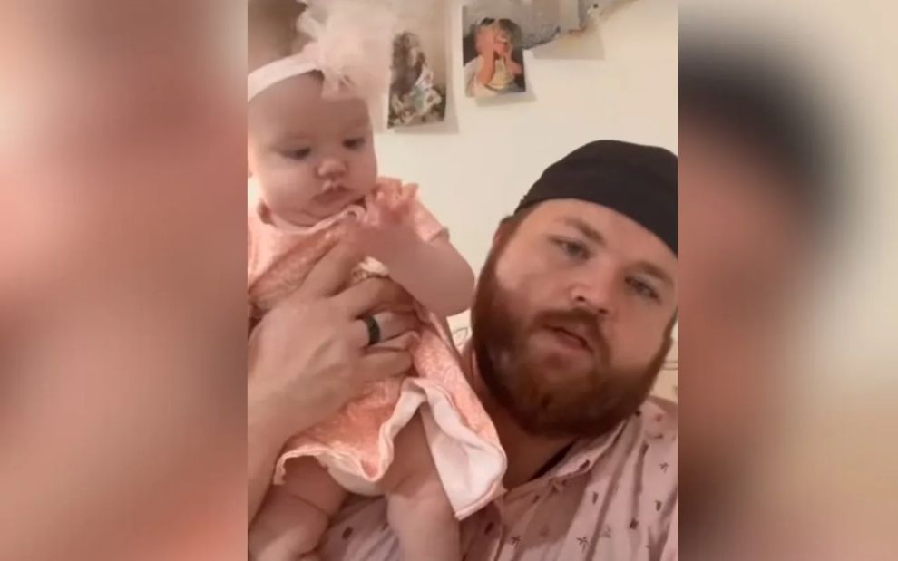 Η ξεκαρδιστική στιγμή που μωρό ανακαλύπτει τι μπορεί να κάνει με… τα χεράκια του