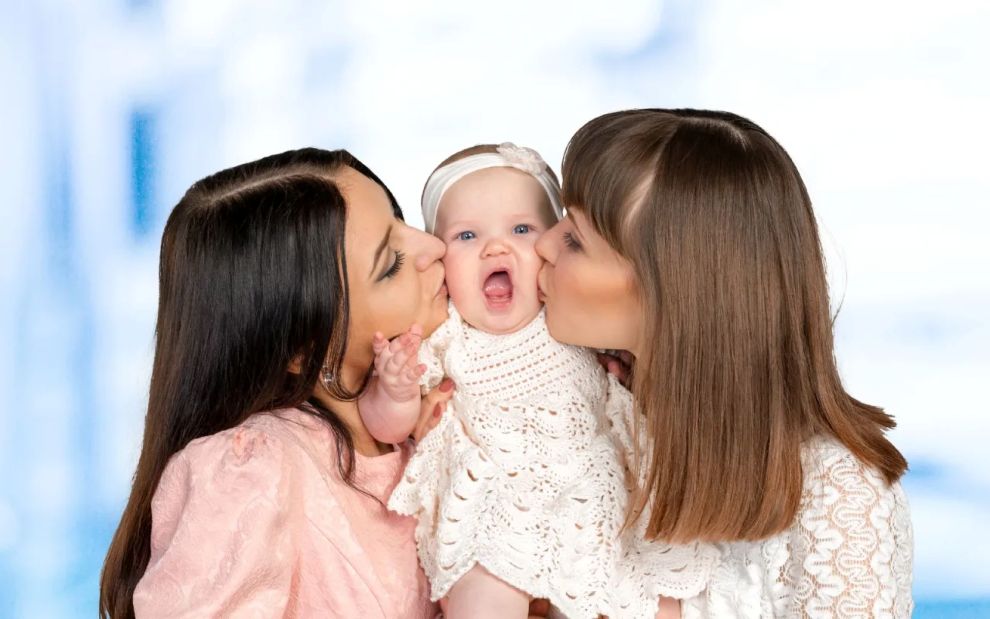 Νονά/ος και βαφτιστήρι: Γιατί είναι μία πολύ σημαντική σχέση και τι συμβαίνει όταν «χαλάει»;