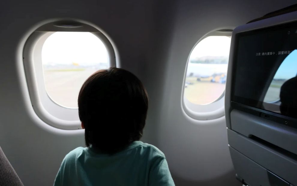 Παιδί κλωτσούσε συνεχώς το κάθισμά της στο αεροπλάνο &#8211; Η ατάκα της στον πατέρα κάνει το γύρο του κόσμου