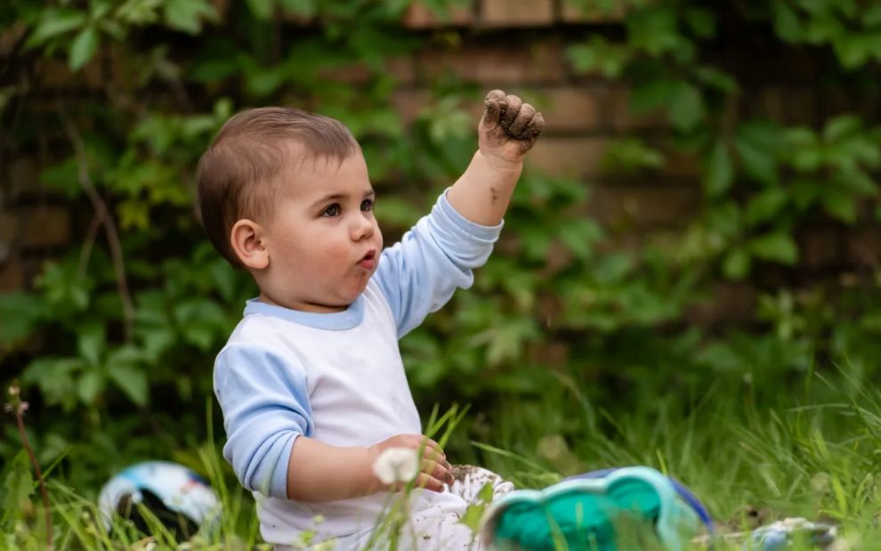 Να αφήνω το παιδί μου να έρχεται σε επαφή με μικρόβια;