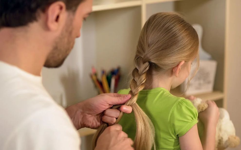 Μπαμπάδες μαθαίνουν να φτιάχνουν πλεξούδες για τις κόρες τους και αποθεώνονται