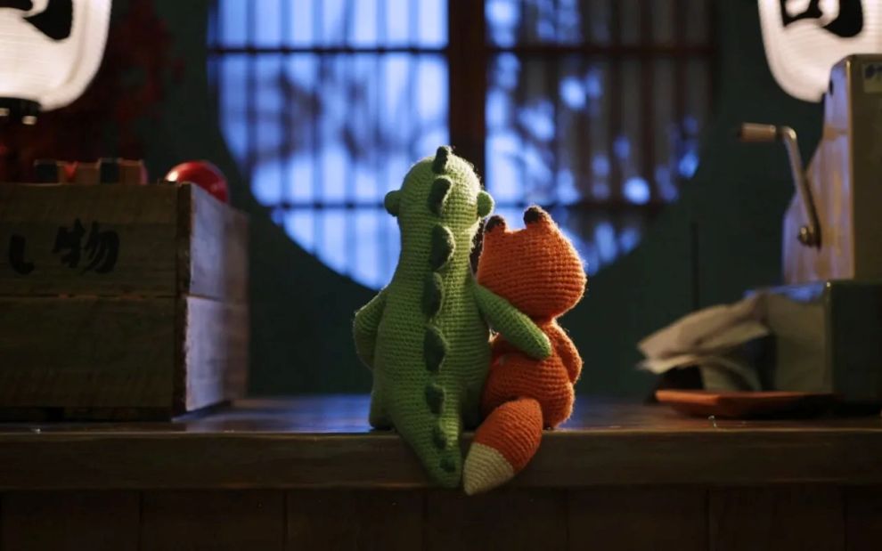 Ένα πλεκτό κουκλάκι δεινόσαυρος μιλά στα παιδιά για την ανιδιοτελή αγάπη