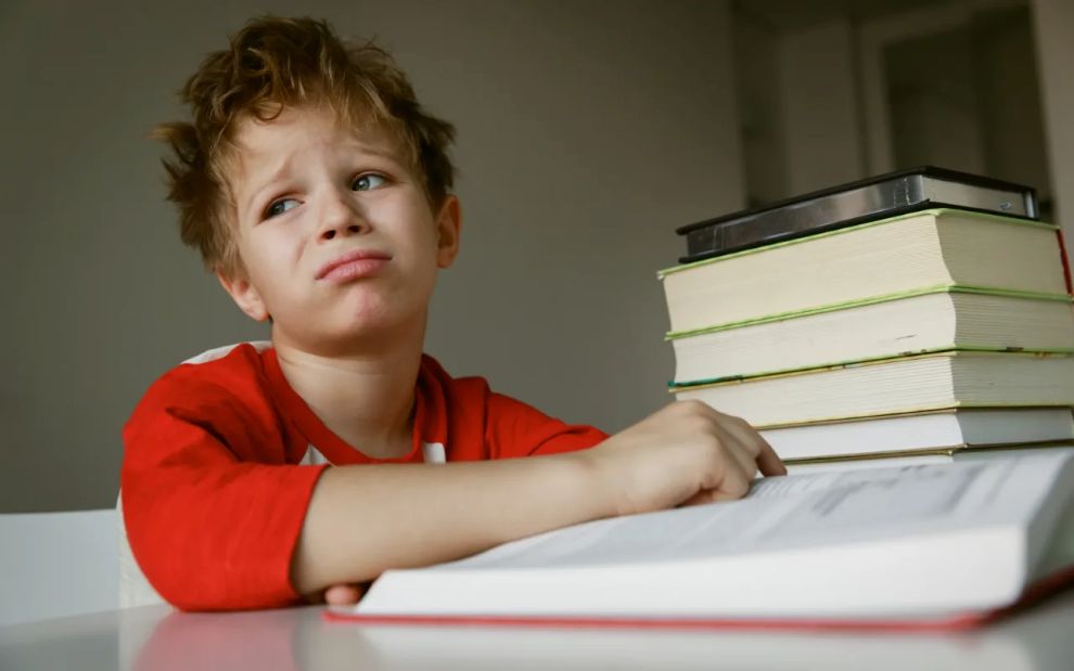 «Μισώ το σχολείο»: Τι προσπαθεί να σας πει το παιδί σας και πώς να το βοηθήσετε