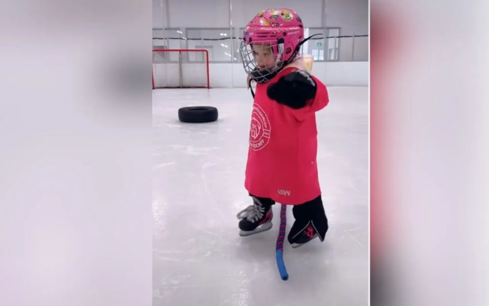 Μικρούλα προπονείται σε χόκεϊ επί πάγου και… το τέλος της προπόνησης είναι ξεκαρδιστικά γλυκό