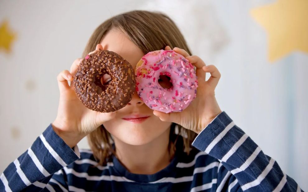 Παιδική παχυσαρκία: Πέρα από τη ζυγαριά, τι πραγματικά χρειάζονται τα παιδιά
