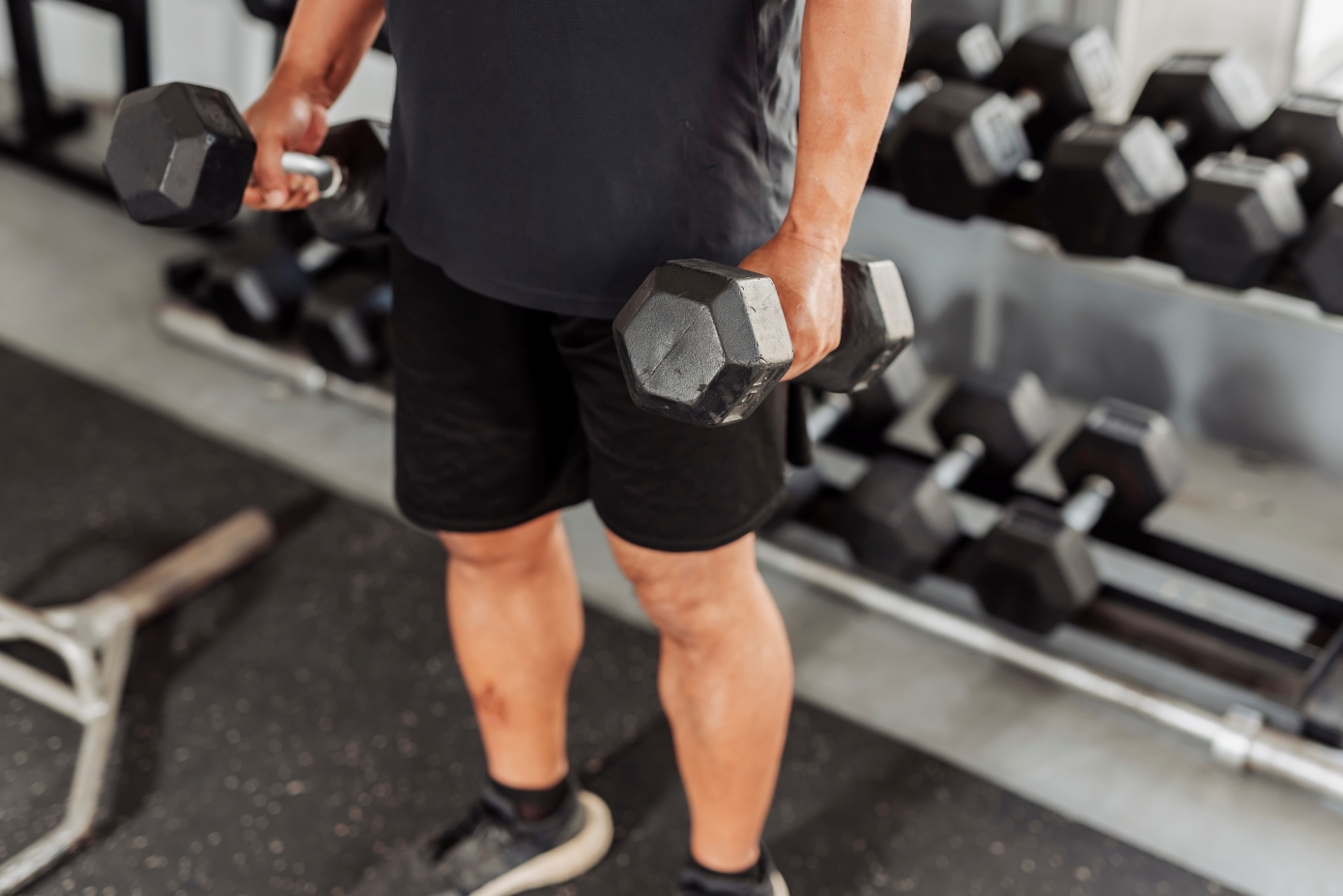 Πόσα λεπτά ενδυνάμωσης χρειάζονται οι άνω των 50 ετών την εβδομάδα, σύμφωνα με ειδικούς