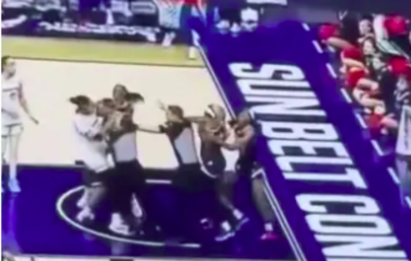 Μπάσκετ Γυναικών: Έπεσε ξύλο στις ΗΠΑ, νοκ άουτ βγήκε η διαιτητής, αποβλήθηκαν 8 παίκτριες