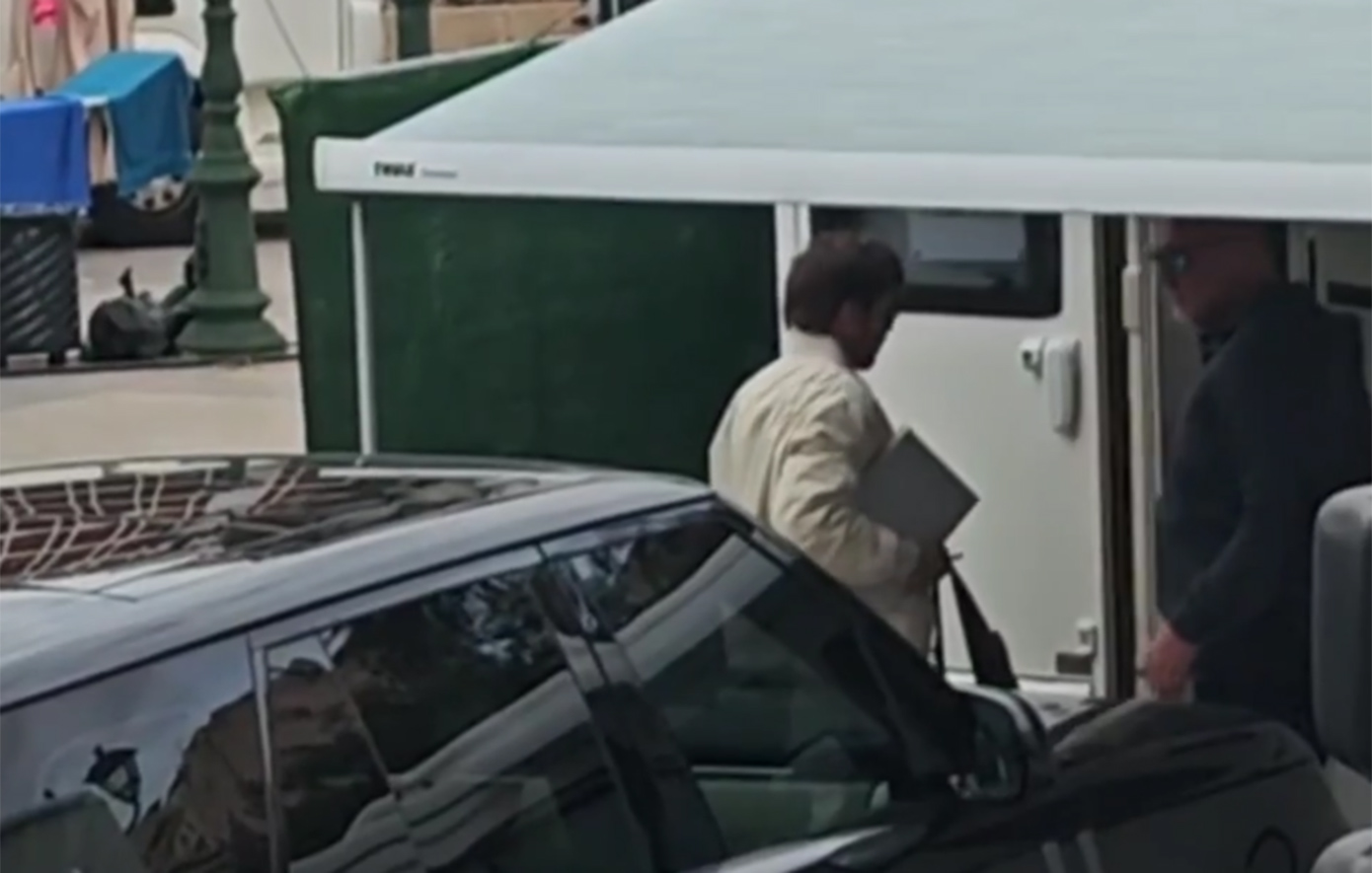 Μπραντ Πιτ: Δείτε το βίντεο από την άφιξή του στην πλατεία Κοτζιά – Στο καμαρίνι του ο σταρ του Χόλιγουντ