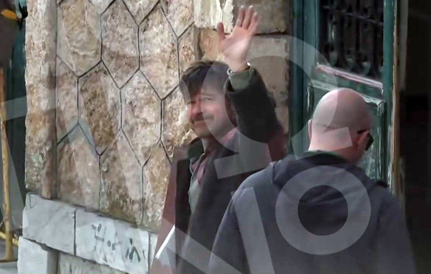 Ο Μπραντ Πιτ χαιρετάει τον κόσμο που φωνάζει το όνομά του &#8211; Δείτε το βίντεο από τη Χαλκίδα