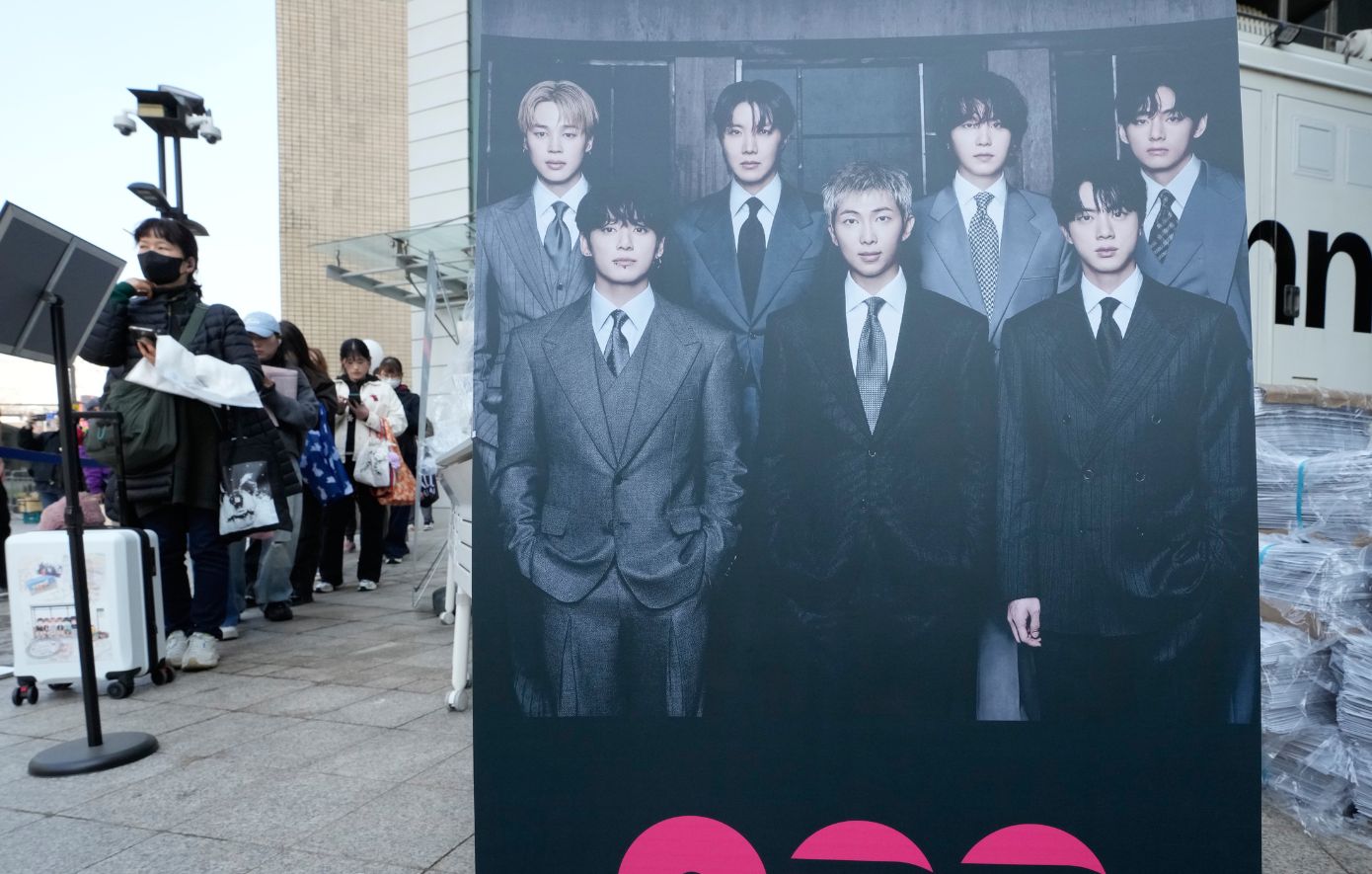 Χαμός με την επιστροφή του συγκροτήματος BTS: 260.000 θαυμαστές τους συγκεντρώθηκαν στη Σεούλ για την πολυαναμενόμενη συναυλία τους