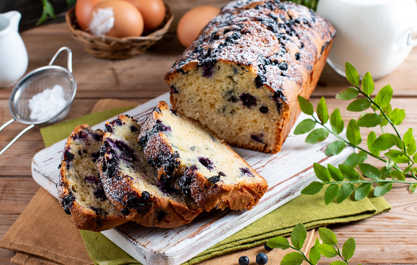 Κέικ με μύρτιλα και φρέσκα βατόμουρα