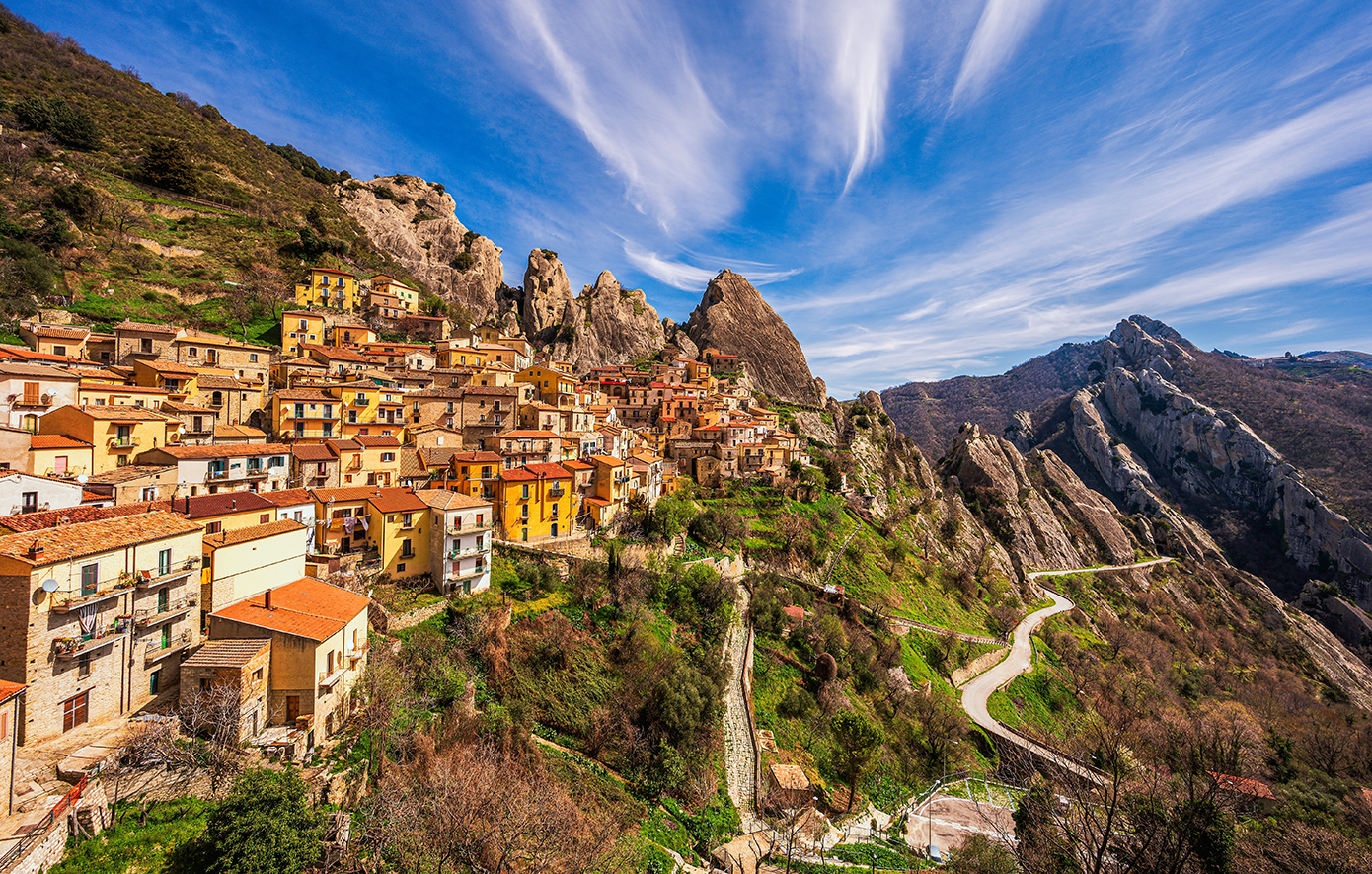 Castelmezzano: Ανοιξιάτικη απόδραση στη νότια Ιταλία, ανάμεσα σε πέτρινα σοκάκια και δραματικές κορυφές