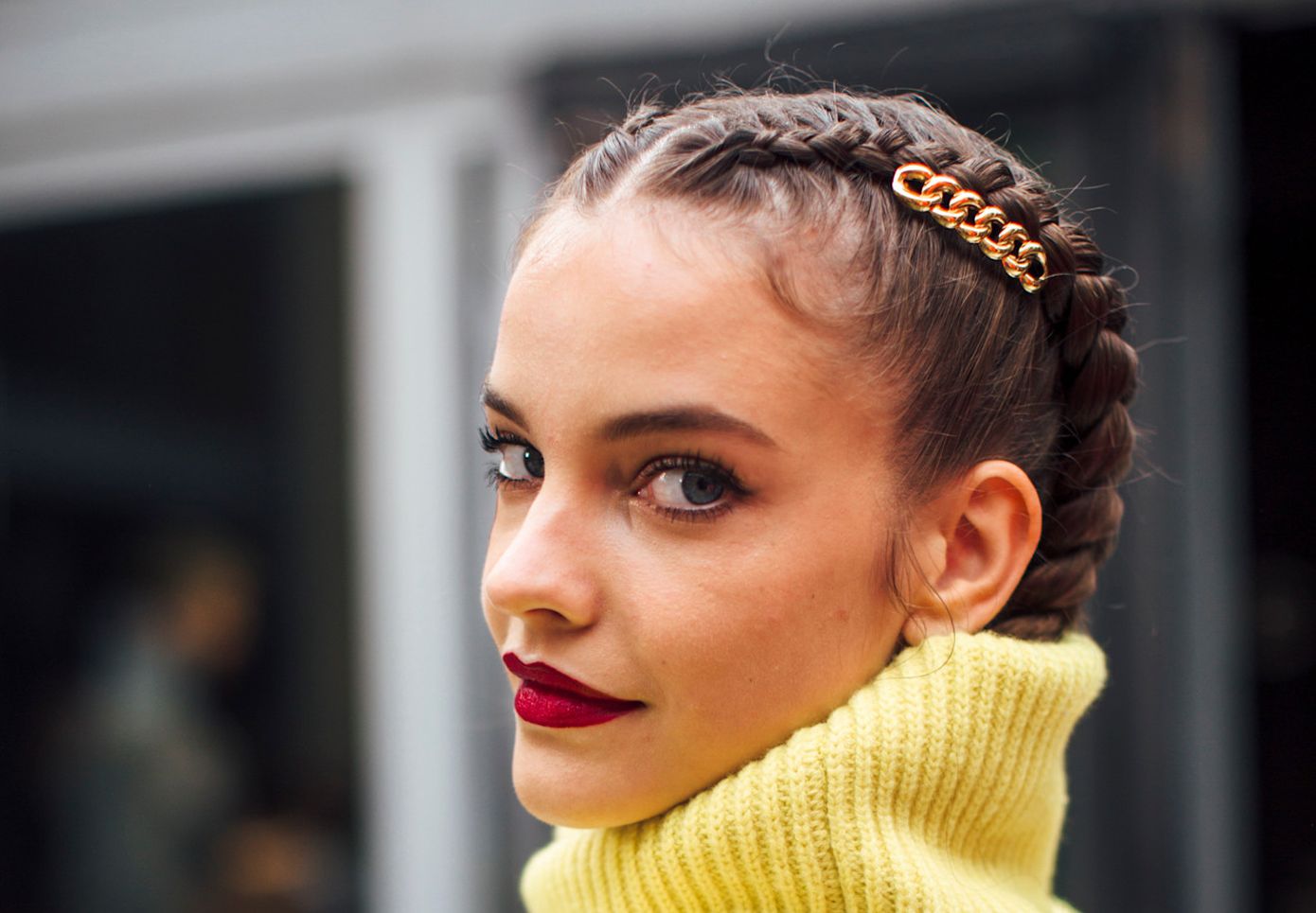 To αξεσουάρ μαλλιών που φορούσε η γιαγιά μας επέστρεψε και αλώνει κομψά το TikTok