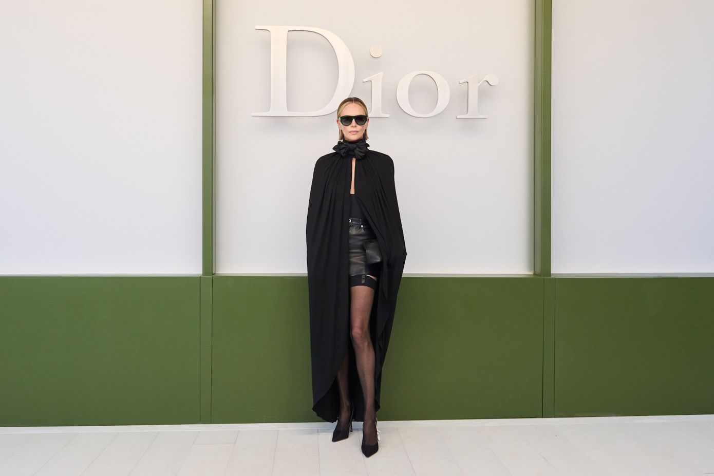 H Charlize Theron φόρεσε μίνι και ζαρτιέρες και απέδειξε πως το sexy dressing δεν έχει ηλικία