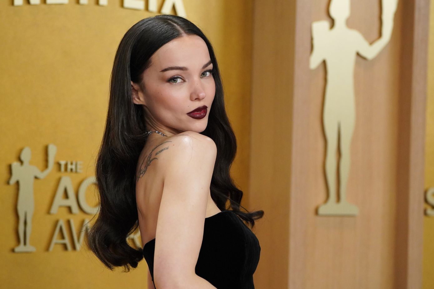 Θα βάφατε τα νύχια σας και στις δυο πλευρές; H Dove Cameron έδειξε πως το μανικιούρ μπορεί να έχει βερνίκι και από πάνω και από κάτω- Θα χαρακτηρίζαμε την ιδέα θαυμάσια