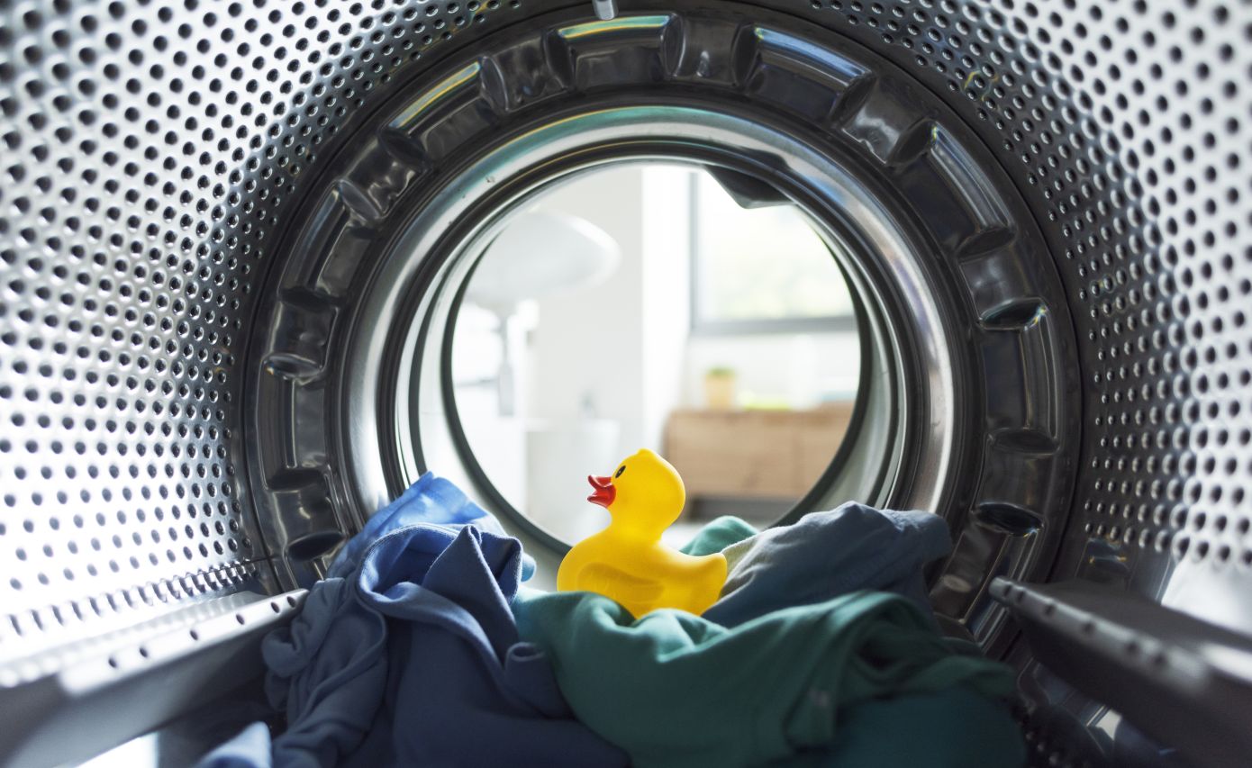 Oι δυο πιο αποτελεσματικοί τρόπο για να απολυμάνετε το πλυντήριο ρούχων με υλικά που υπάρχουν ήδη στα ντουλάπια σας
