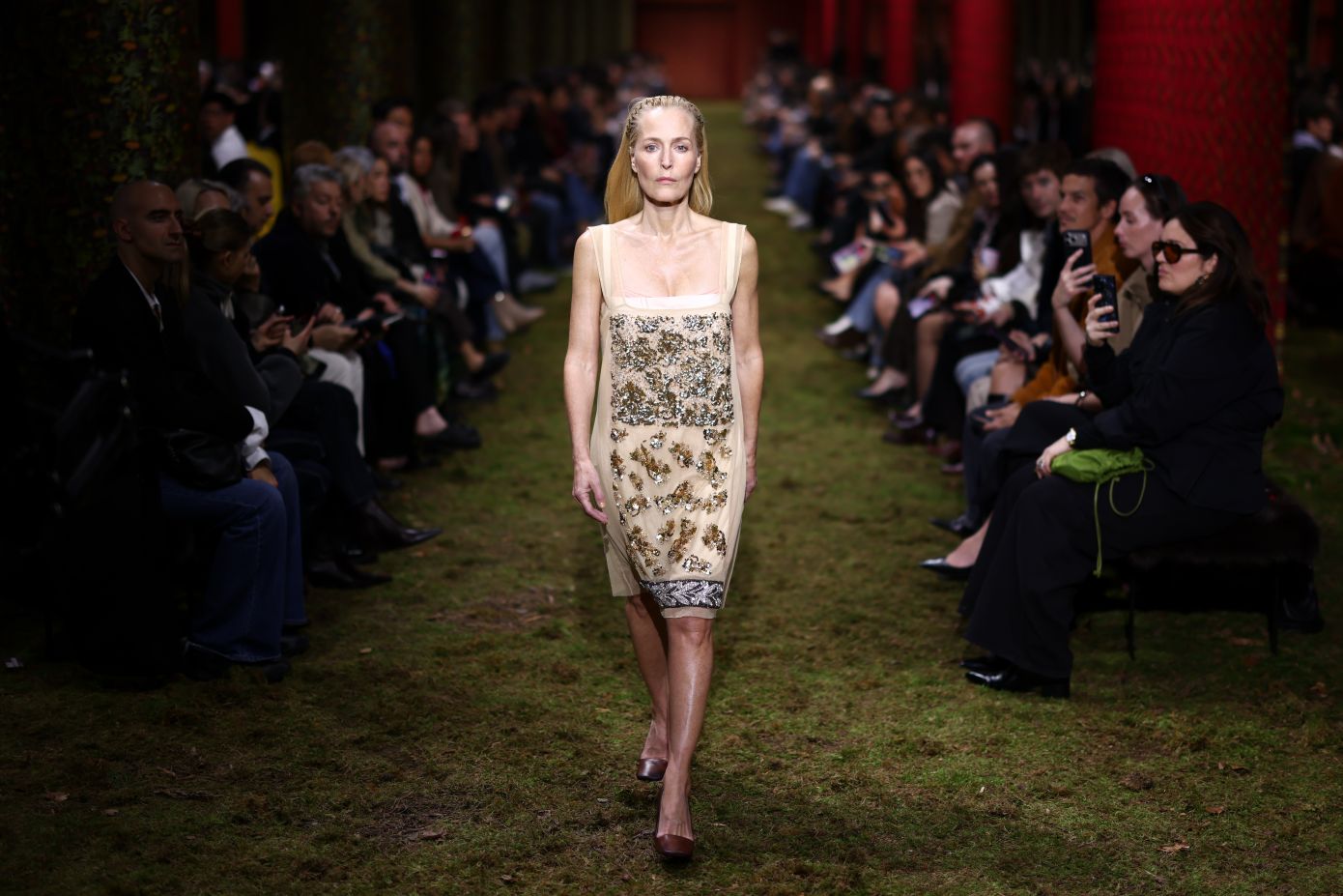 H 57χρονη Gillian Anderson έκλεισε το show του οίκου Miu Miu με ένα look που περιελάμβανε την τάση του εκτεθειμμένου σουτιέν