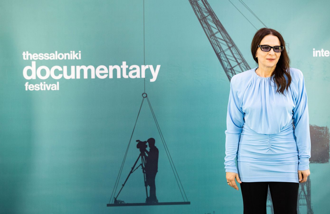 Η εμφάνιση της 62χρονης Juliette Binoche στη Θεσσαλονίκη επιβεβαιώνει ότι το πραγματικό στιλ δεν βασίζεται σε αυστηρούς κανόνες