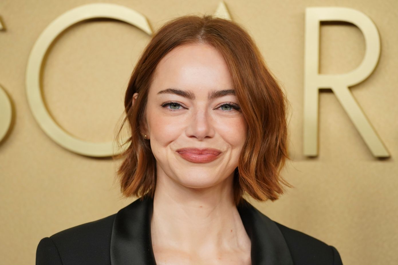 Η αισθητικός της Emma Stone αποκάλυψε τα μυστικά που δίνουν glow up στην επιδερμίδα
