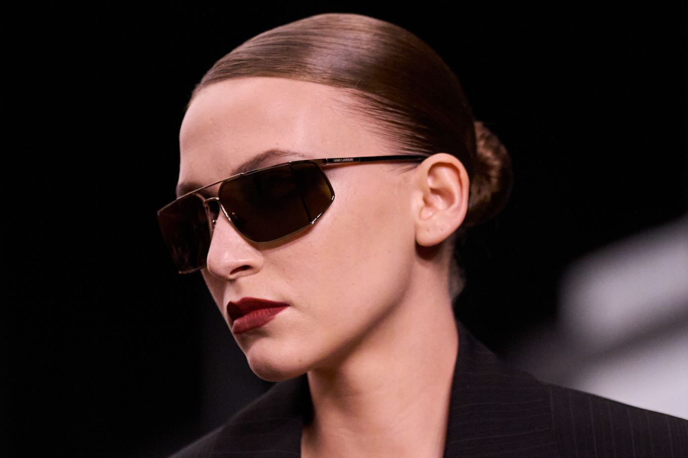 Aν αγαπάτε τα sleek buns μια πεζοναύτης του αμερικανικού στρατού δείχνει πως να πετύχετε τα απόλυτα αυστηρά χτενίσματα