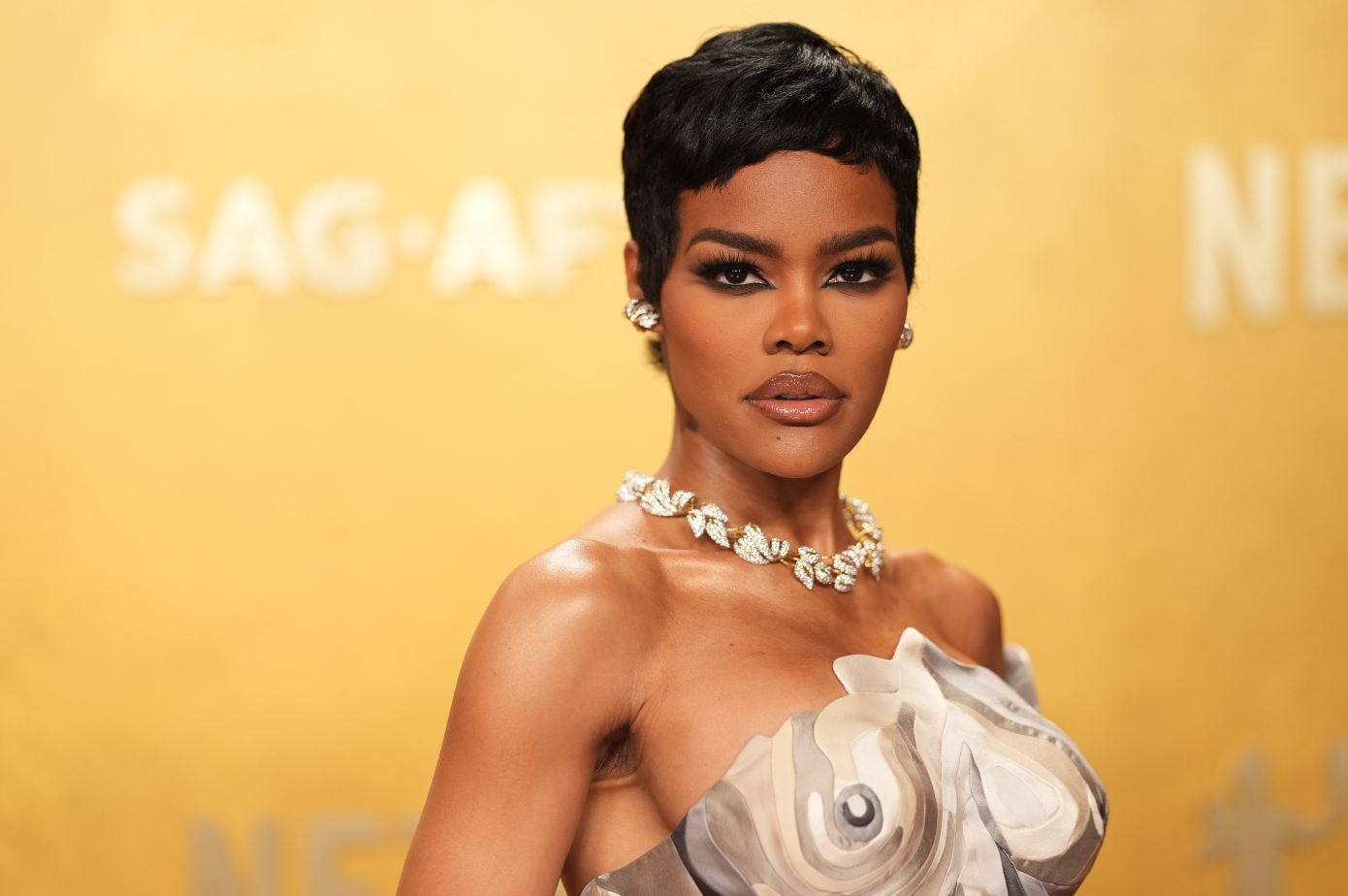 H Τeyana Taylor έδειξε πως ένα οικονομικό lip oil μπορεί να σταθεί επάξια στο κόκκινο χαλί