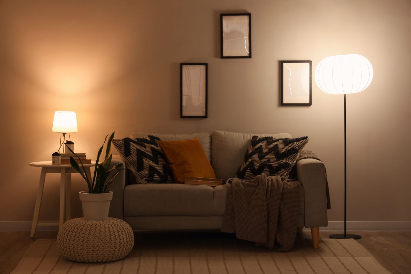 Αν έχετε μικρό σαλόνι αυτό το χρώμα στον καναπέ θα το κάνει να δείχνει μεγαλύτερο