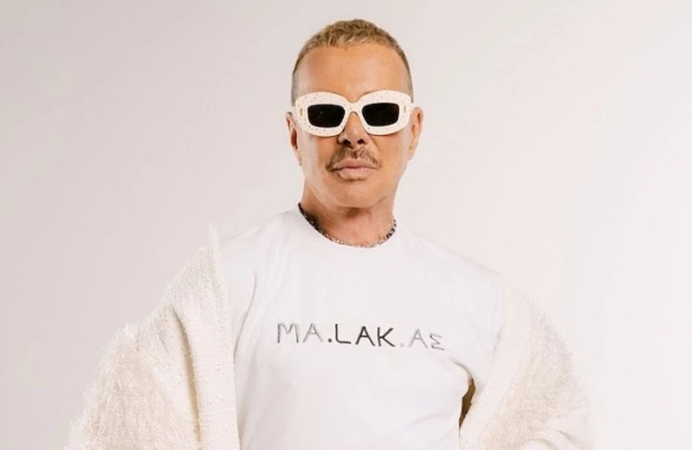MA.LAK.AS: O Λάκης Γαβαλάς τόλμησε να τυπώσει στα T-Shirt του την πιο viral ελληνική λέξη-Θα τα φορούσατε;