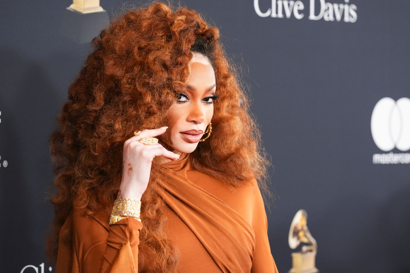 H Winnie Harlow επέλεξε ένα μονοχρωματικό σύνολο με την υπογραφή της Vassia Kostara