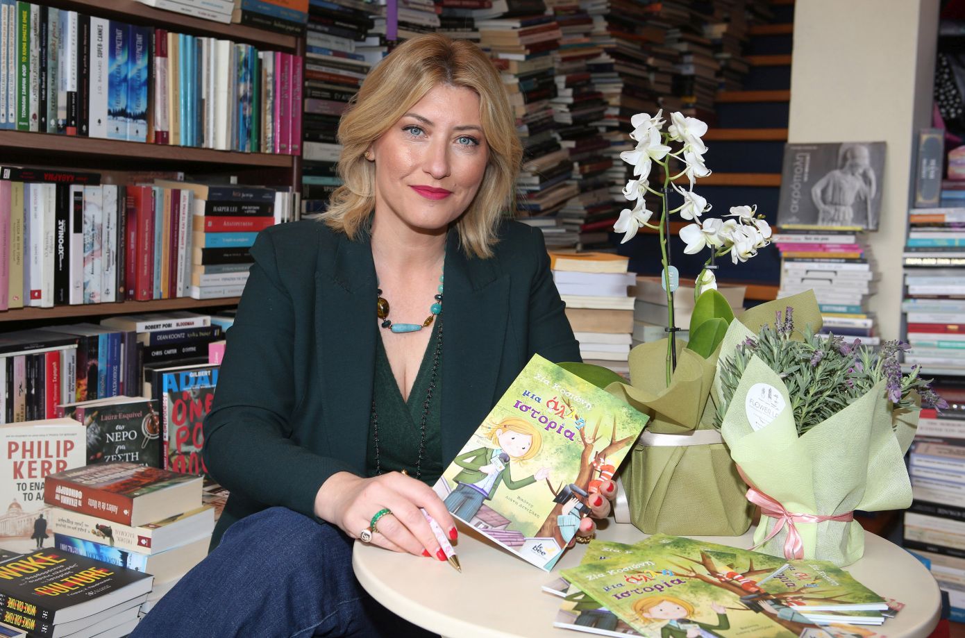 Στο σαλόνι της Σίας Κοσιώνη υπάρχουν έργα τέχνης, πάρα πολλά βιβλία και βλέπουμε μια από τις μεγαλύτερης τάσεις στο interior design