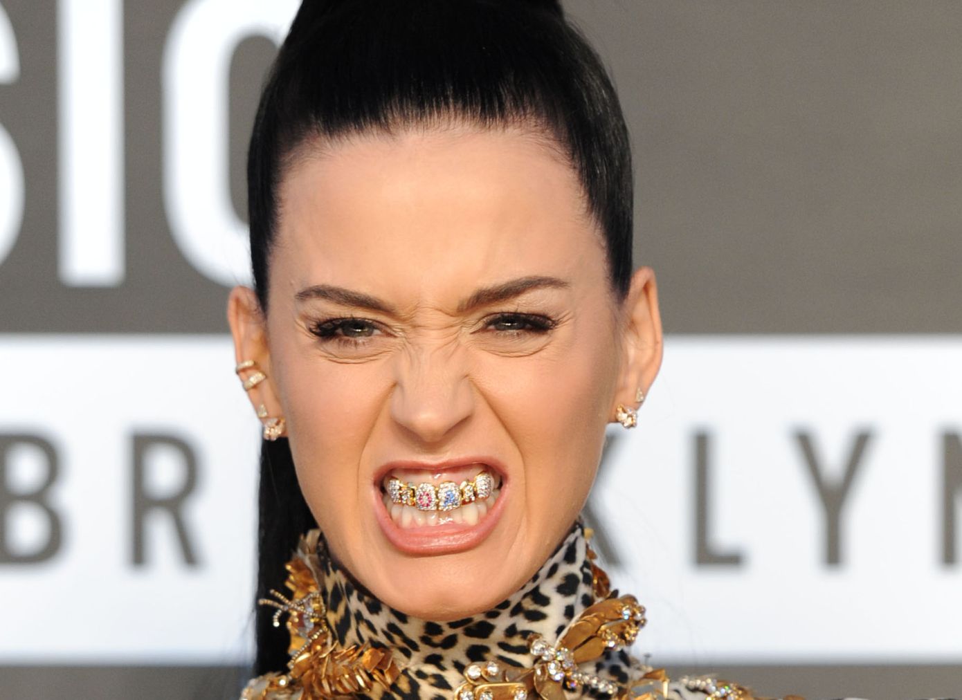 Τα Grillz είναι τα πιο bold αξεσουάρ για το χαμόγελό σας-Τα φόρεσε ο Akyllas με το FERTO να γίνεται μαρκίζα στην οδοντοστοιχία του