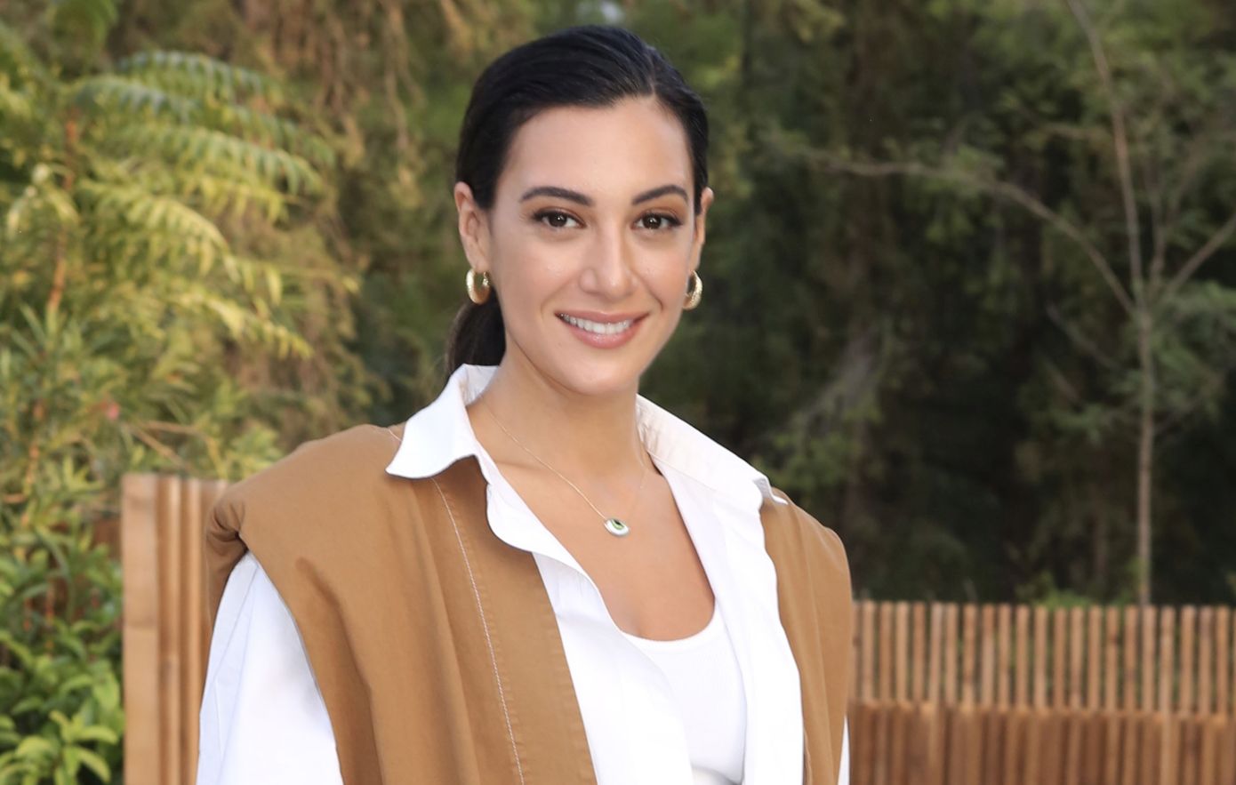 Στο σαλόνι της Ευγενίας Σαμαρά δεσπόζει μια εντυπωσιακή εντοιχισμένη βιβλιοθήκη